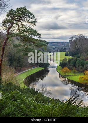 Vista da Anne Boleyn il sedile verso Fountains Abbey lungo il fiume skell Foto Stock