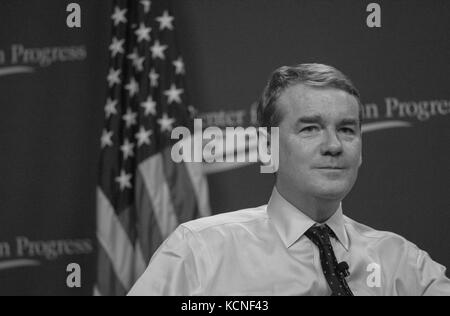 Il senatore Michael Bennett (D-CO) parla al Centro per il progresso americano Foto Stock