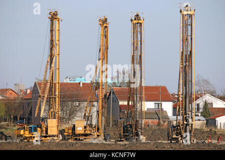 Quattro potenti idraulico macchine di foratura sul sito in costruzione Foto Stock