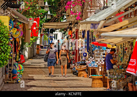 I suoi vicoli e negozi di souvenir della città di Bodrum in Mugla, nella Turchia meridionale. Foto Stock