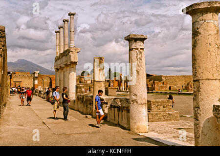 Modo arcadica con colonne doriche al Forum di le rovine di una città romana di Pompei a Pompei Scavi vicino a Napoli, Italia. Vesuvio in distanza. Foto Stock