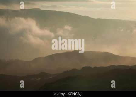 Dawn sopra Loughrigg con Wansfell in lontananza, vicino Ambleside, Lake District National Park, Regno Unito Foto Stock