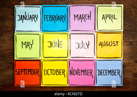 Set di dodici mesi (gennaio febbraio marzo aprile maggio giugno luglio agosto settembre ottobre novembre dicembre) - scrittura in inchiostro nero su Foto Stock