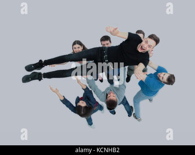 Un gruppo di giovani a dondolo nelle mani del leader del team in pubblico. La foto ha un spazio vuoto per il testo Foto Stock