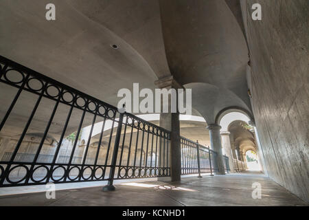 Ampia vista dal di sotto di stato st marciapiede sotto tunnel 101 freeway a Santa Barbara, California, Stati Uniti d'America. Foto Stock