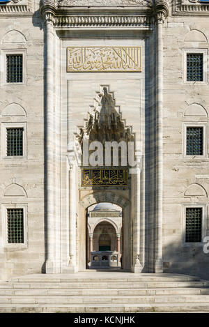 La Moschea di Suleymaniye esterno porta ingresso con abluzione fontana mostra, Istanbul, Turchia Foto Stock