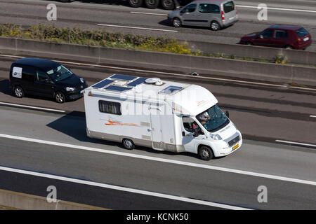 Francoforte, Germania - Sep 19, 2017: rimor katamarano p69 mobile home in autostrada in Germania Foto Stock