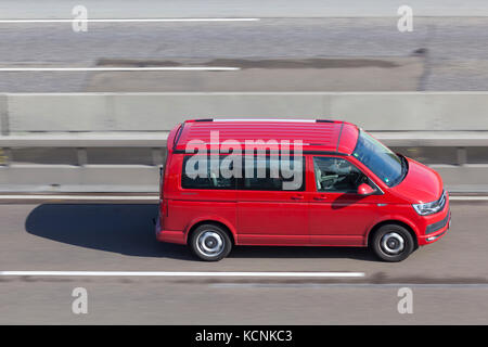 Francoforte, Germania - Sep 19, 2017: rosso volkswagen t5 minivan la guida su strada in Germania Foto Stock