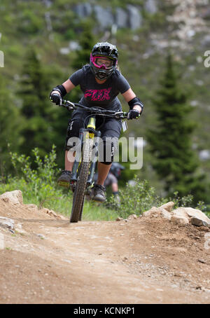 Una femmina di mountain biker negozia il miglio verde bike trail a Mt. Washington, Comox Valley, l'isola di Vancouver, British Columbia, Canada. Foto Stock