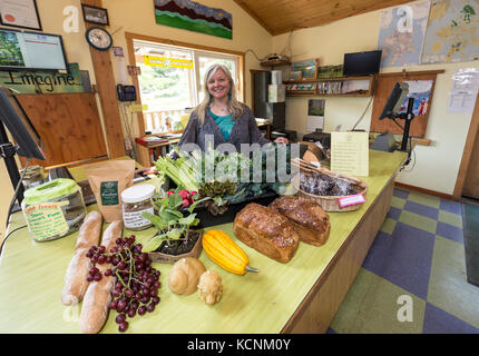 Un bounty fresco di prodotti organici e prodotti da forno freschi, indicativo del tipo di prodotti che si trovano presso la co-op su cortes Island, isola di Cortes, British Columbia, Canada Foto Stock