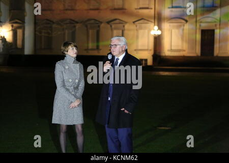 Berlino, Germania. 06 ottobre 2017. Apertura della proiezione del premio speciale 'democrazia' al Festival delle luci 2017 con Frank-Walter Steinmeier al Bellevue Palace di Berlino. Credit: Simone Kuhlmey/Pacific Press/Alamy Live News Foto Stock