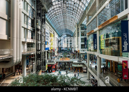 La folla lo shopping al centro Eaton a Toronto Foto Stock