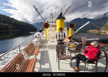 Timoneria della barca di alimentazione la uchuck 111 viaggia tra gold river e cordiale cove lungo la British Columbia costa, Canada Foto Stock