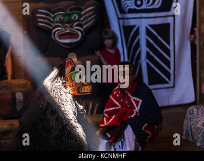 Un ballerino della prima nazione esegue una danza dell'orso per un pubblico durante i giorni aborigeni al Komok's bighouse, Comox, la Comox Valley, Vancouver Island, British Columbia, Canada Foto Stock