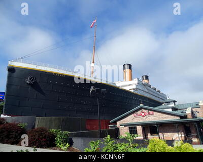 Pigeon Forge, Tennessee, Stati Uniti - 9 luglio 2017: Una vista all'aperto dell'attrazione Titanic Museum che ospita molti manufatti della nave originale Foto Stock