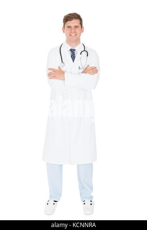 Felice giovane maschio medico su sfondo bianco Foto Stock