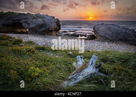 Tramonto attraverso gli archi di pietra calcarea formazione di roccia, gli archi Parco Provinciale, Great Northern Penenusla, Terranova e Labrador Foto Stock