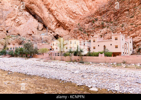 Tinghir, Marocco - Jan 05, 2017: Hotel in Todgha Gorge è canyon in montagne Atlas, vicino a Tinghir city Foto Stock