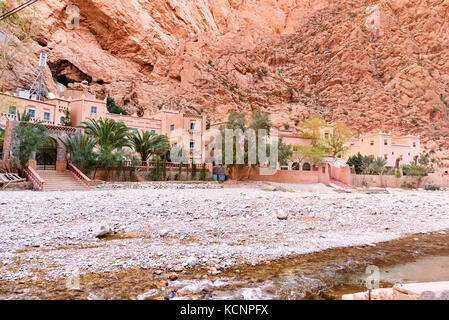 Tinghir, Marocco - Jan 05, 2017: Hotel in Todgha Gorge è canyon in montagne Atlas, vicino a Tinghir city Foto Stock