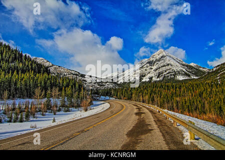 Kananaskis montagne parte della Canadian Rockies. Robusto e rocciose, montagne maestose, contro come profondo cielo blu, come essi si elevano al di sopra della linea di albero. Kananaskis Parco Provinciale, Alberta, Canada. Foto Stock