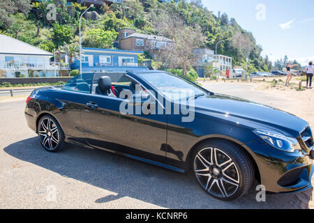 Nero cabriolet Mercedes Benz classe e 250 cabriolet con night package, modello 2013-2017 parcheggiato in Australia Foto Stock