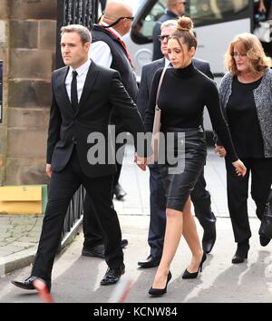 Alan Halsall e Lucy-Jo Hudson arrivano alla Cattedrale di Salford per il servizio funebre dell'attrice di Coronation Street Liz Dawn. Foto Stock