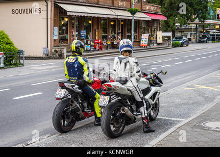 Interlaken, Svizzera - 26 maggio 2016: vista posteriore in corrispondenza della coppia di motociclisti seduti sulla moto sulla strada urbana in Interlaken, SVIZZ Foto Stock