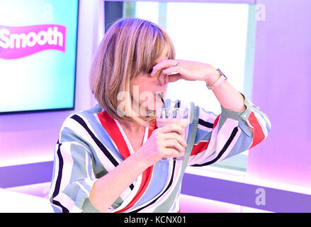 Smooth Presenter Kate Garraway drinks fould smoothies per raccogliere denaro durante il Global's Make Some Noise Day 2017 tenutosi a Global, 30 Leicester Square, Londra. L'evento unisce tutti i marchi di radio di Global per contribuire a raccogliere fondi per Global's fare un po 'di rumore, la beneficenza istituita da Global per aiutare i giovani svantaggiati in tutto il Regno Unito. Data immagine: Venerdì 6 ottobre. Il credito fotografico dovrebbe essere: Ian West/PA Wire Foto Stock