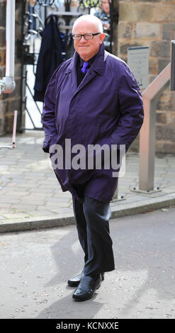 Ken Morley arriva alla cattedrale di Salford per il servizio funebre dell'attrice di Coronation Street Liz Dawn. Foto Stock