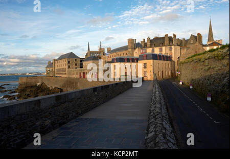 La Storica porta murata di St Malo in Bretagna Francia Foto Stock