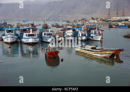 Barche da pesca legato fino al porto di pescatori di Iquique nella regione di tarapaca del nord del Cile. Foto Stock