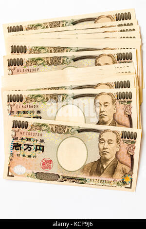 Banconote in giapponese. Pila di sovrapposizione 10.000 yen note su sfondo bianco. Foto Stock