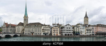 Limmat quay e chiesa di San Pietro e la chiesa di Fraumuenster nel centro della città di Zurigo, Svizzera. Foto Stock