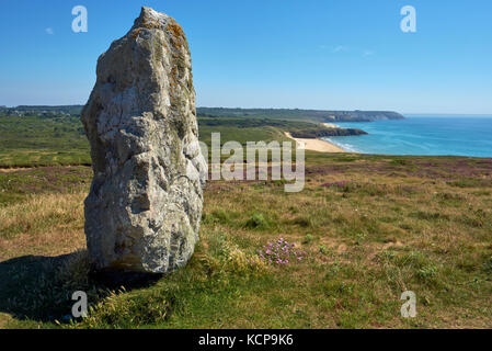 La pietra permanente Lostmarc'h Menhir sulla penisola di Crozon Finistere Bretagna Francia in Armorique parco nazionale Foto Stock