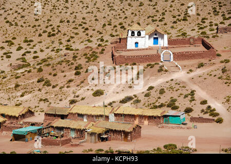 Il Cile deserto di atacama case e la piccola chiesa del villaggio perso nel plateau. Foto Stock