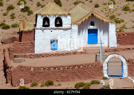 Il Cile deserto di atacama case e la piccola chiesa del villaggio perso nel plateau. Foto Stock