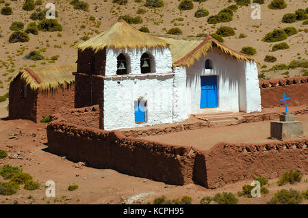 Il Cile deserto di atacama case e la piccola chiesa del villaggio perso nel plateau. Foto Stock