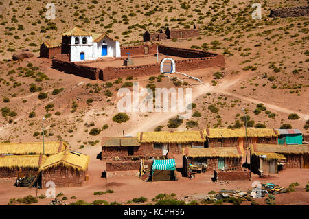 Il Cile deserto di atacama case e la piccola chiesa del villaggio perso nel plateau. Foto Stock