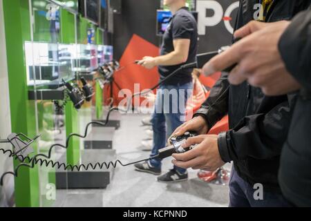 Poznan, Wielkopolska, Polonia. 6 ottobre 2017. 6 ottobre 2017 - Poznan, Polonia - PGA - Poznan Game Arena - è iniziata la più grande fiera di intrattenimento multimediale in Polonia. Ci sono tre giorni di visite turistiche principalmente per i giocatori. Crediti: Dawid Tatarkiewicz/ZUMA Wire/Alamy Live News Foto Stock