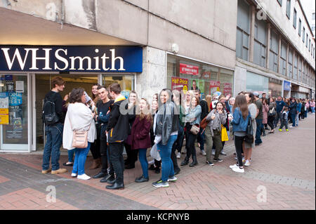 Birmingham, Regno Unito. Il 6 ottobre, 2017. Coda di ventole per il James Arthur libro firma a W. H. Smith in Birmingham, West Midlands, Regno Unito. Credito: Graham M. Lawrence/Alamy Live News. Foto Stock