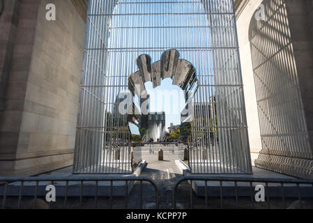 New york, Stati Uniti d'America. 6 ottobre, 2017. ai weiwei di installazione scultorea 'buone recinzioni fanno buoni vicini". L'installazione include 300 sculture in varie località in tutta la città di new york che apre 12 ott è slittato per eseguire attraverso febbraio, in combinato disposto con l'arte pubblica del fondo 40 anniversario. Secondo al dissidente cinese e attivista per i diritti umani ai weiwei, il lavoro è ispirato alla migrazione internazionale e la crisi globale attuale panorama geopolitico credito: Stacy rosenstock walsh/alamy live news Foto Stock