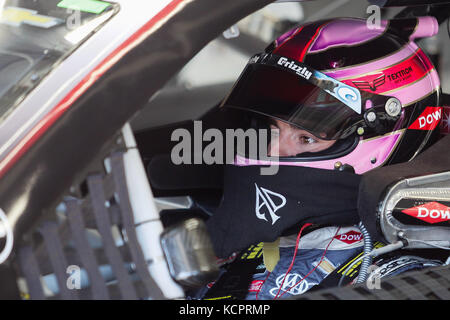 Charlotte, NC, Stati Uniti d'America. 6 Ottobre, 2017. Monster Energy driver della serie Austin Dillon (3) attende nella sua auto per la pratica per iniziare il primo giorno di Bank of America weekend a Charlotte Motor Speedway di Charlotte, NC. (Scott Kinser/Cal Sport Media) Credito: csm/Alamy Live News Foto Stock