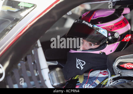 Charlotte, NC, Stati Uniti d'America. 6 Ottobre, 2017. Monster Energy driver della serie Austin Dillon (3) attende nella sua auto per la pratica per iniziare il primo giorno di Bank of America weekend a Charlotte Motor Speedway di Charlotte, NC. (Scott Kinser/Cal Sport Media) Credito: csm/Alamy Live News Foto Stock