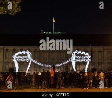 Berlino, Germania. 6 ottobre 2017. Il Palazzo Bellevue si è illuminato in vista del Festival delle luci di Berlino, Germania, 6 ottobre 2017. Crediti: Paul Zinken/dpa/Alamy Live News Foto Stock