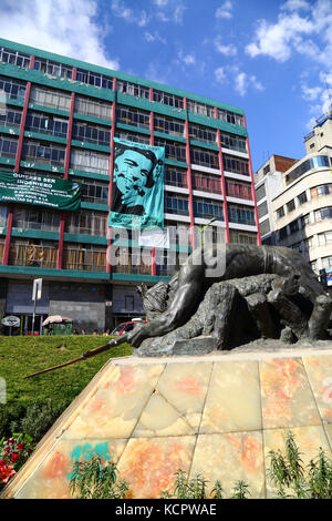 La Paz in Bolivia. 6 Ottobre, 2017. Un banner per commemorare il cinquantesimo anniversario di Che Guevara della morte si blocca su UMSA Università Facoltà di Ingegneria edificio in La Paz centro citta'. Che è stato ucciso da truppe boliviano in La Higuera il 9 ottobre 1967; il governo e i Movimenti Sociali organizzerà diversi eventi in quella data alla posizione. In primo piano è un monumento al Milite Ignoto. Credito: James Brunker/Alamy Live News Foto Stock