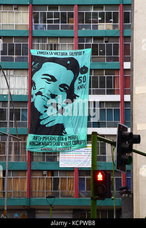 La Paz in Bolivia. 6 Ottobre, 2017. Un banner per commemorare il cinquantesimo anniversario di Che Guevara della morte si blocca su UMSA Università Facoltà di Ingegneria edificio in La Paz centro citta'. Che è stato ucciso da truppe boliviano in La Higuera il 9 ottobre 1967; il governo e i Movimenti Sociali organizzerà diversi eventi in quella data alla posizione. Credito: James Brunker/Alamy Live News Foto Stock