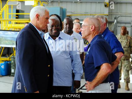 St croix, Stati Uniti d'America. 6 ottobre, 2017. u.s. fema coordinamento federale officer bill vogel, destra, parla con il vice presidente mike pence, sinistra, come governatore di usvi kenneth mapp guarda il 6 ottobre 2017 in christiansted, st. croix, noi isola vergine. pence è in isole vergini per visualizzare gli interventi di soccorso in seguito alla distruzione dall uragano maria. Credito: planetpix/alamy live news Foto Stock