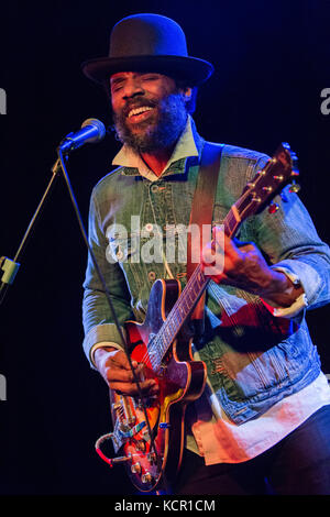 Milano, Italia. 06 ott 2017. Il cantante-cantautore Cody Chesnutt esibirsi dal vivo sul palco a Biko Club durante il 'un concerto e conversazione con.Cody Chesnutt Tour' Credito: Rodolfo Sassano/Alamy Live News Foto Stock