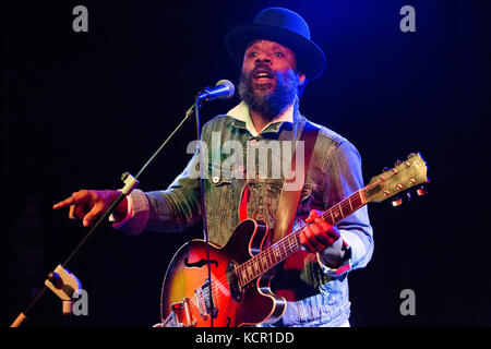 Milano, Italia. 06 ott 2017. Il cantante-cantautore Cody Chesnutt esibirsi dal vivo sul palco a Biko Club durante il 'un concerto e conversazione con.Cody Chesnutt Tour' Credito: Rodolfo Sassano/Alamy Live News Foto Stock