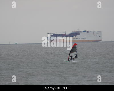 Sheerness, Kent, Regno Unito. Il 7 ottobre, 2017. Regno Unito Meteo: un mattino nuvoloso in Sheerness. Credito: James Bell/Alamy Live News Foto Stock